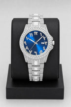 Montre rappeur en Diamant — sur présentoir noir mat