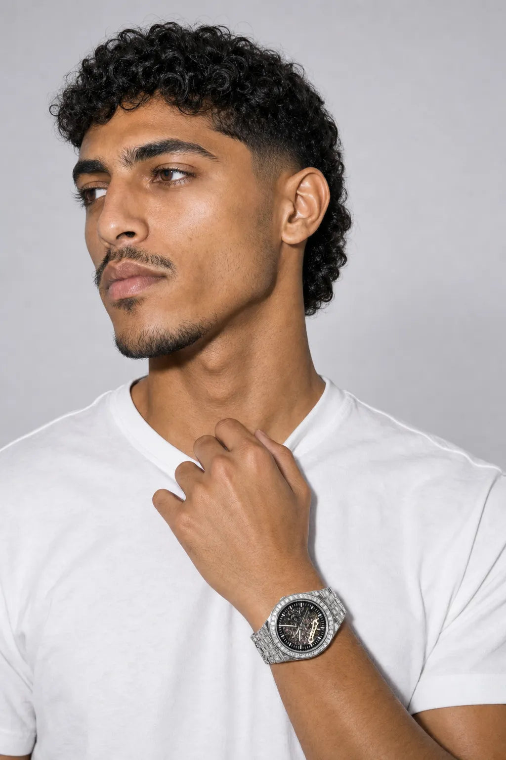 Montre Sdm — porté sur fond gris