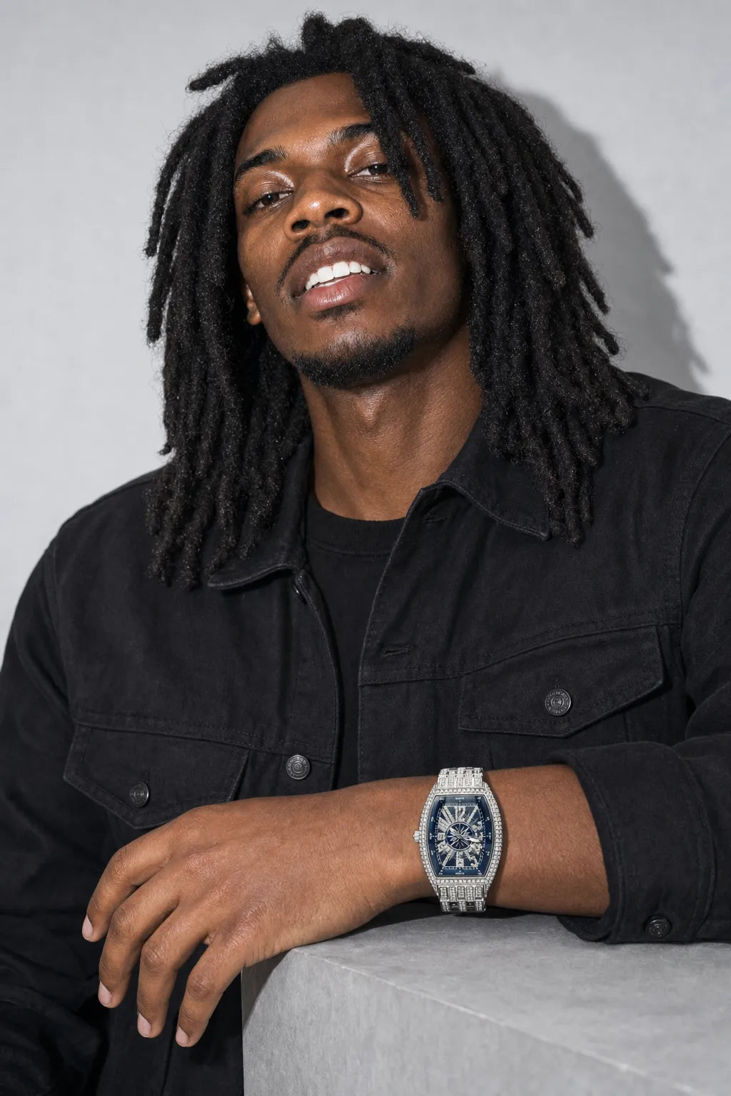 Montre streetwear — porté sur fond gris