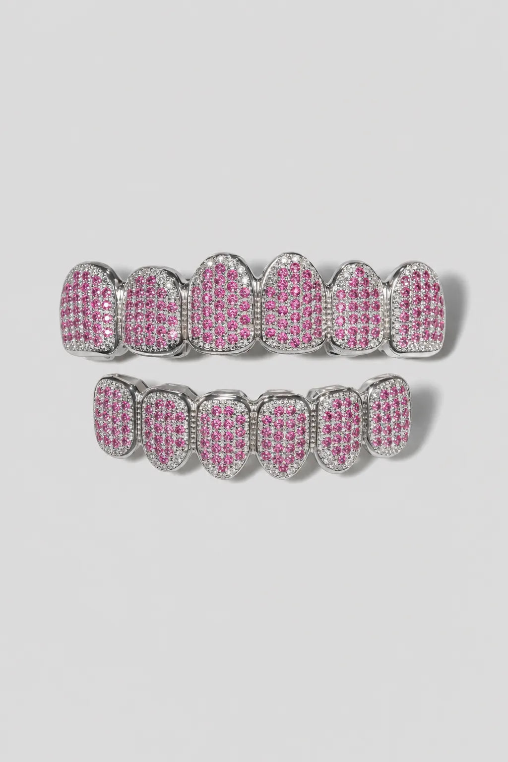Pink grillz — sur fond gris