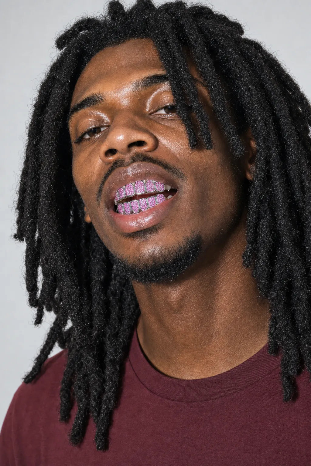 Pink grillz — porté sur fond gris