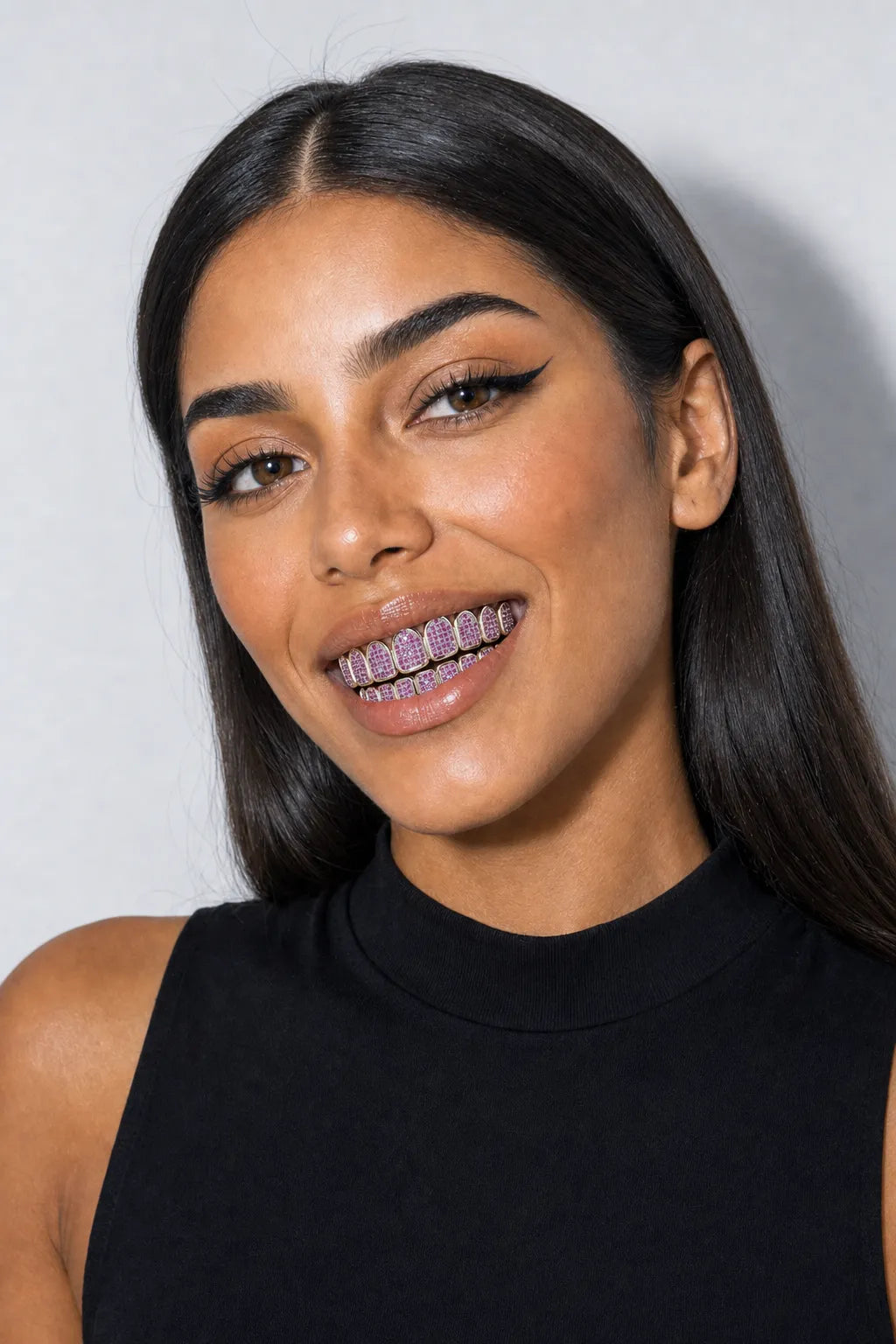 Purple grillz — porté sur fond gris