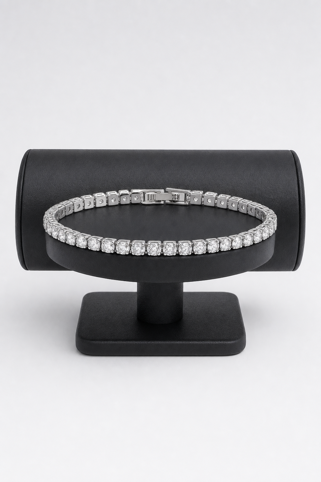 VVS tennis bracelet — sur présentoir noir mat